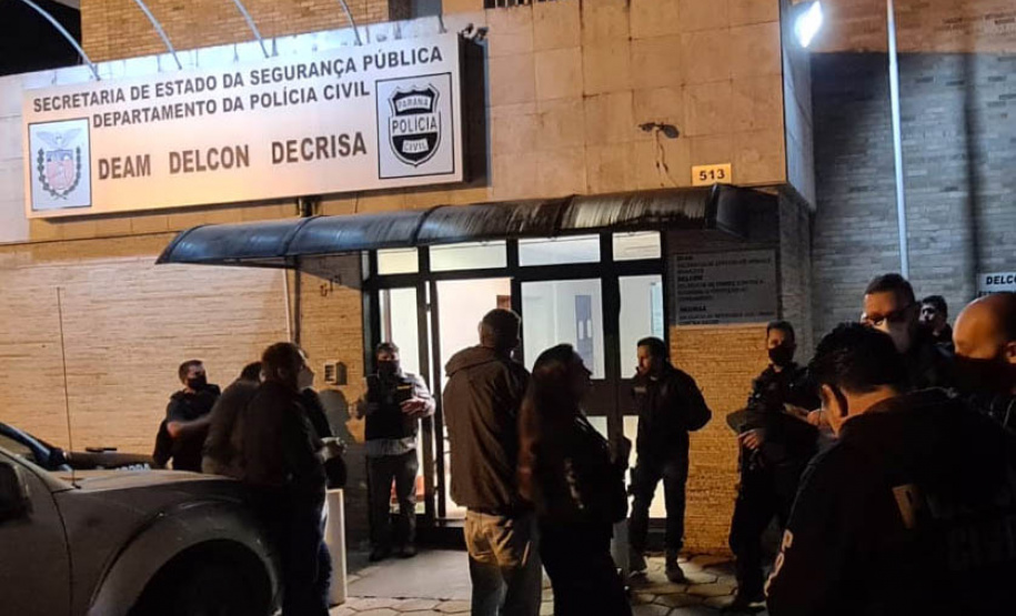 A Polícia Civil do Paraná (PCPR) prendeu uma mulher, de 37 anos e três homens, de 32, 33 e 23, envolvidos em uma associação criminosa que aplicava golpes. Eles são responsáveis por enganar cerca de 100 vítimas e gerar um prejuízo estimado em R$ 5 milhões. A ação foi deflagrada na manhã desta terça-feira (4). - Curitiba, 04/05/2021 - Foto: Divulgação PCPR/SESP/PR