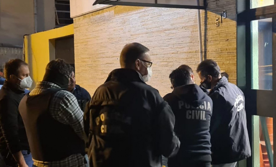 A Polícia Civil do Paraná (PCPR) prendeu uma mulher, de 37 anos e três homens, de 32, 33 e 23, envolvidos em uma associação criminosa que aplicava golpes. Eles são responsáveis por enganar cerca de 100 vítimas e gerar um prejuízo estimado em R$ 5 milhões. A ação foi deflagrada na manhã desta terça-feira (4). - Curitiba, 04/05/2021 - Foto: Divulgação PCPR/SESP/PR