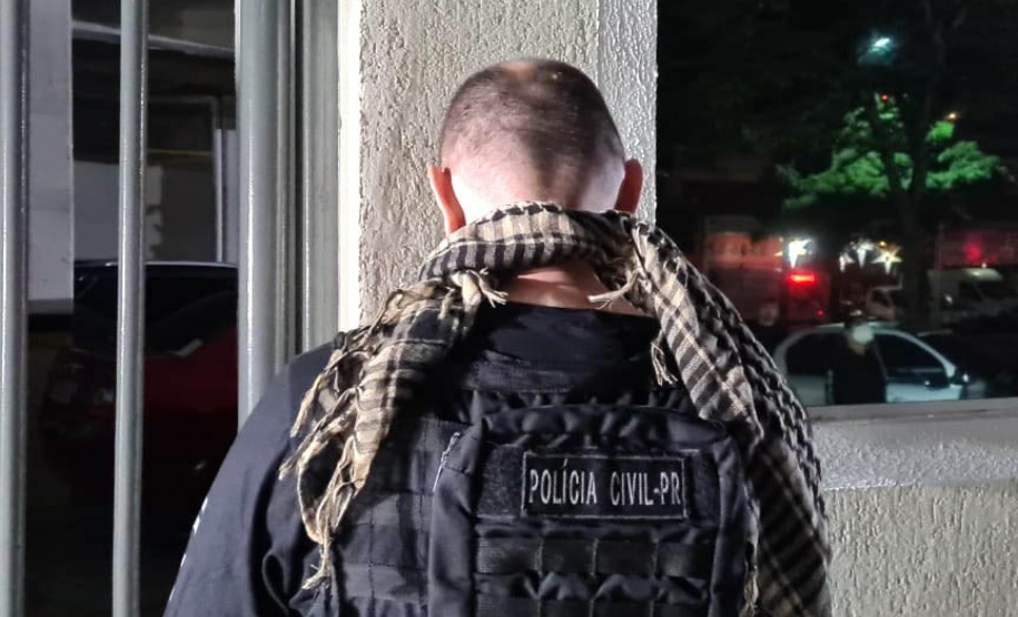 A Polícia Civil do Paraná (PCPR) prendeu uma mulher, de 37 anos e três homens, de 32, 33 e 23, envolvidos em uma associação criminosa que aplicava golpes. Eles são responsáveis por enganar cerca de 100 vítimas e gerar um prejuízo estimado em R$ 5 milhões. A ação foi deflagrada na manhã desta terça-feira (4). - Curitiba, 04/05/2021 - Foto: Divulgação PCPR/SESP/PR