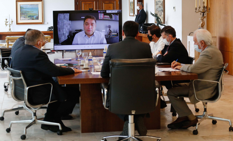 A empresa de alimentos BRF vai investir R$ 292 milhões para ampliação das suas unidades no Paraná .O anúncio foi realizado pelo CEO da BRF, Lorival Luz, em reunião com o governador Carlos Massa Ratinho Junior. Foto: Jonathan Campos/AEN