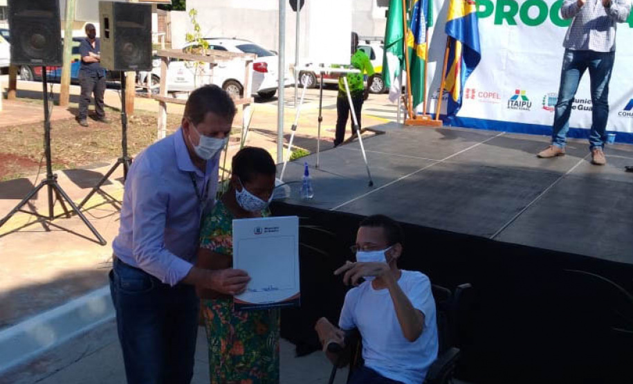 Vinte famílias que residiam em condições precárias em Guaíra, cidade da região Oeste do Paraná, deixaram as dificuldades para trás ao conquistarem, nesta terça-feira (4), as chaves da casa própria. As casas foram construídas em uma parceria do Governo do Estado com a Itaipu Binacional e a prefeitura e receberam investimentos de R$ 1 milhão, utilizado para subsidiar integralmente o valor dos imóveis aos beneficiários. (Foto: Prefeitura de Guaíra)