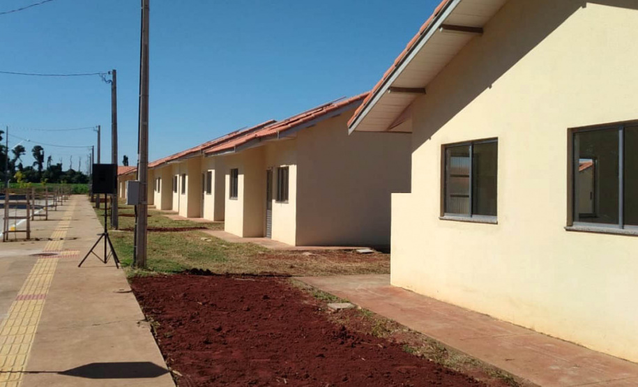 Vinte famílias que residiam em condições precárias em Guaíra, cidade da região Oeste do Paraná, deixaram as dificuldades para trás ao conquistarem, nesta terça-feira (4), as chaves da casa própria. As casas foram construídas em uma parceria do Governo do Estado com a Itaipu Binacional e a prefeitura e receberam investimentos de R$ 1 milhão, utilizado para subsidiar integralmente o valor dos imóveis aos beneficiários. (Foto: Prefeitura de Guaíra)