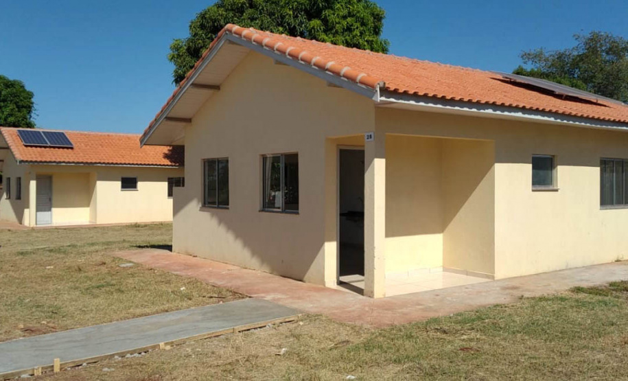 Vinte famílias que residiam em condições precárias em Guaíra, cidade da região Oeste do Paraná, deixaram as dificuldades para trás ao conquistarem, nesta terça-feira (4), as chaves da casa própria. As casas foram construídas em uma parceria do Governo do Estado com a Itaipu Binacional e a prefeitura e receberam investimentos de R$ 1 milhão, utilizado para subsidiar integralmente o valor dos imóveis aos beneficiários. (Foto: Prefeitura de Guaíra)