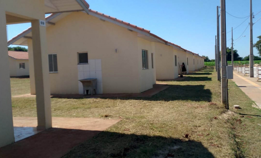 Vinte famílias que residiam em condições precárias em Guaíra, cidade da região Oeste do Paraná, deixaram as dificuldades para trás ao conquistarem, nesta terça-feira (4), as chaves da casa própria. As casas foram construídas em uma parceria do Governo do Estado com a Itaipu Binacional e a prefeitura e receberam investimentos de R$ 1 milhão, utilizado para subsidiar integralmente o valor dos imóveis aos beneficiários. (Foto: Prefeitura de Guaíra)