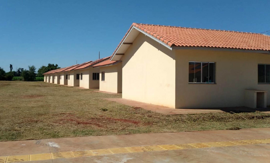 Vinte famílias que residiam em condições precárias em Guaíra, cidade da região Oeste do Paraná, deixaram as dificuldades para trás ao conquistarem, nesta terça-feira (4), as chaves da casa própria. As casas foram construídas em uma parceria do Governo do Estado com a Itaipu Binacional e a prefeitura e receberam investimentos de R$ 1 milhão, utilizado para subsidiar integralmente o valor dos imóveis aos beneficiários. (Foto: Prefeitura de Guaíra)