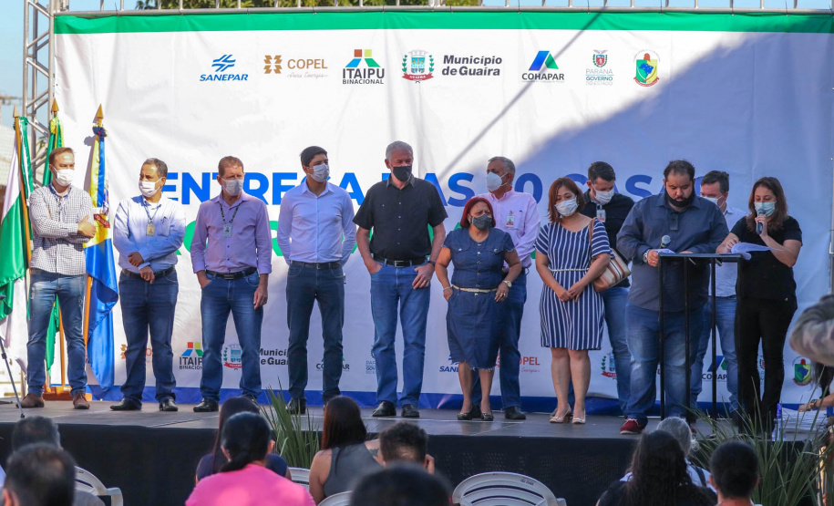 Vinte famílias que residiam em condições precárias em Guaíra, cidade da região Oeste do Paraná, deixaram as dificuldades para trás ao conquistarem, nesta terça-feira (4), as chaves da casa própria. As casas foram construídas em uma parceria do Governo do Estado com a Itaipu Binacional e a prefeitura e receberam investimentos de R$ 1 milhão, utilizado para subsidiar integralmente o valor dos imóveis aos beneficiários. (Foto: Prefeitura de Guaíra)