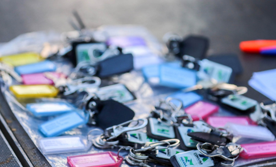 Vinte famílias que residiam em condições precárias em Guaíra, cidade da região Oeste do Paraná, deixaram as dificuldades para trás ao conquistarem, nesta terça-feira (4), as chaves da casa própria. As casas foram construídas em uma parceria do Governo do Estado com a Itaipu Binacional e a prefeitura e receberam investimentos de R$ 1 milhão, utilizado para subsidiar integralmente o valor dos imóveis aos beneficiários. (Foto: Prefeitura de Guaíra)