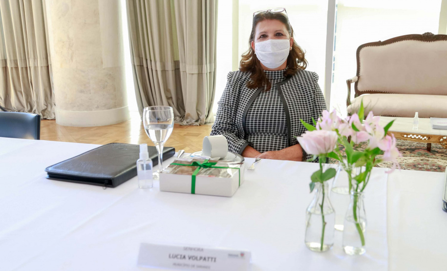 A primeira-dama do Paraná, Luciana Saito Massa, presidiu nesta terça-feira (4), em Curitiba, o primeiro Encontro de Primeiras-Damas do Paraná. A iniciativa tem como objetivo promover um debate entre as primeiras-damas de todos os municípios paranaenses sobre políticas públicas direcionadas à área social e à mulher.