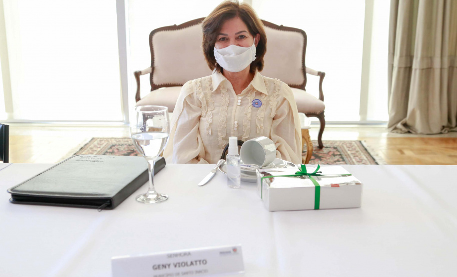 A primeira-dama do Paraná, Luciana Saito Massa, presidiu nesta terça-feira (4), em Curitiba, o primeiro Encontro de Primeiras-Damas do Paraná. A iniciativa tem como objetivo promover um debate entre as primeiras-damas de todos os municípios paranaenses sobre políticas públicas direcionadas à área social e à mulher.