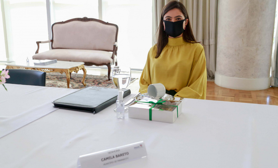 A primeira-dama do Paraná, Luciana Saito Massa, presidiu nesta terça-feira (4), em Curitiba, o primeiro Encontro de Primeiras-Damas do Paraná. A iniciativa tem como objetivo promover um debate entre as primeiras-damas de todos os municípios paranaenses sobre políticas públicas direcionadas à área social e à mulher.