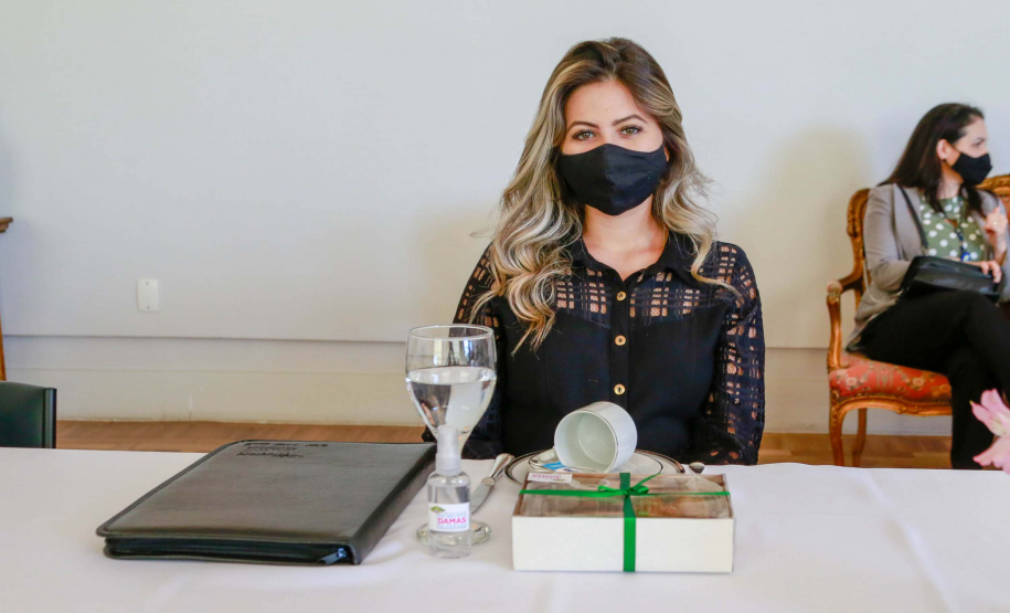 A primeira-dama do Paraná, Luciana Saito Massa, presidiu nesta terça-feira (4), em Curitiba, o primeiro Encontro de Primeiras-Damas do Paraná. A iniciativa tem como objetivo promover um debate entre as primeiras-damas de todos os municípios paranaenses sobre políticas públicas direcionadas à área social e à mulher.