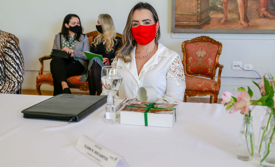 A primeira-dama do Paraná, Luciana Saito Massa, presidiu nesta terça-feira (4), em Curitiba, o primeiro Encontro de Primeiras-Damas do Paraná. A iniciativa tem como objetivo promover um debate entre as primeiras-damas de todos os municípios paranaenses sobre políticas públicas direcionadas à área social e à mulher.