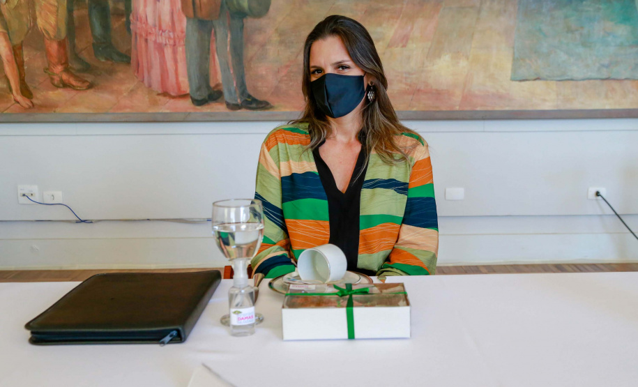 A primeira-dama do Paraná, Luciana Saito Massa, presidiu nesta terça-feira (4), em Curitiba, o primeiro Encontro de Primeiras-Damas do Paraná. A iniciativa tem como objetivo promover um debate entre as primeiras-damas de todos os municípios paranaenses sobre políticas públicas direcionadas à área social e à mulher.