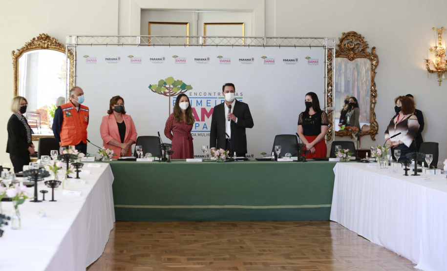 A primeira-dama do Paraná, Luciana Saito Massa, presidiu nesta terça-feira (4), em Curitiba, o primeiro Encontro de Primeiras-Damas do Paraná. A iniciativa tem como objetivo promover um debate entre as primeiras-damas de todos os municípios paranaenses sobre políticas públicas direcionadas à área social e à mulher.