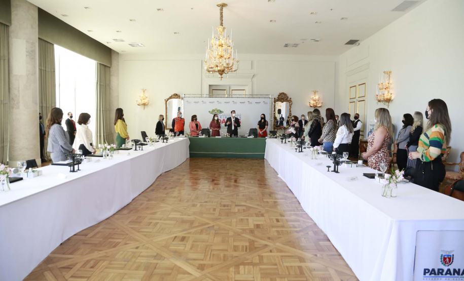 A primeira-dama do Paraná, Luciana Saito Massa, presidiu nesta terça-feira (4), em Curitiba, o primeiro Encontro de Primeiras-Damas do Paraná. A iniciativa tem como objetivo promover um debate entre as primeiras-damas de todos os municípios paranaenses sobre políticas públicas direcionadas à área social e à mulher.