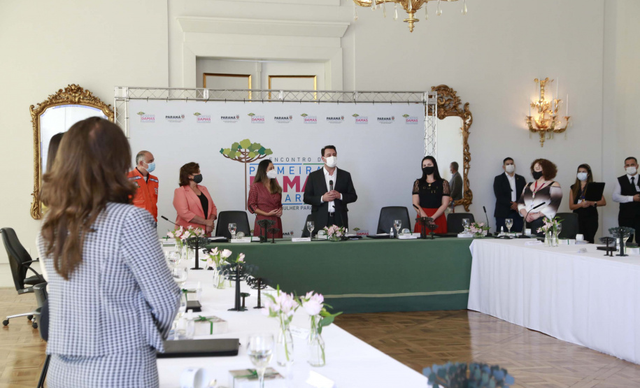 A primeira-dama do Paraná, Luciana Saito Massa, presidiu nesta terça-feira (4), em Curitiba, o primeiro Encontro de Primeiras-Damas do Paraná. A iniciativa tem como objetivo promover um debate entre as primeiras-damas de todos os municípios paranaenses sobre políticas públicas direcionadas à área social e à mulher.