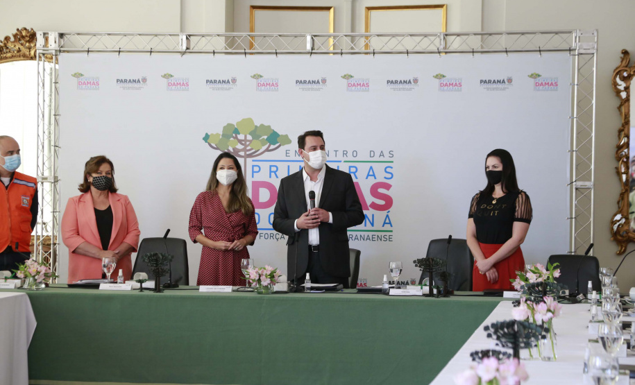 A primeira-dama do Paraná, Luciana Saito Massa, presidiu nesta terça-feira (4), em Curitiba, o primeiro Encontro de Primeiras-Damas do Paraná. A iniciativa tem como objetivo promover um debate entre as primeiras-damas de todos os municípios paranaenses sobre políticas públicas direcionadas à área social e à mulher.