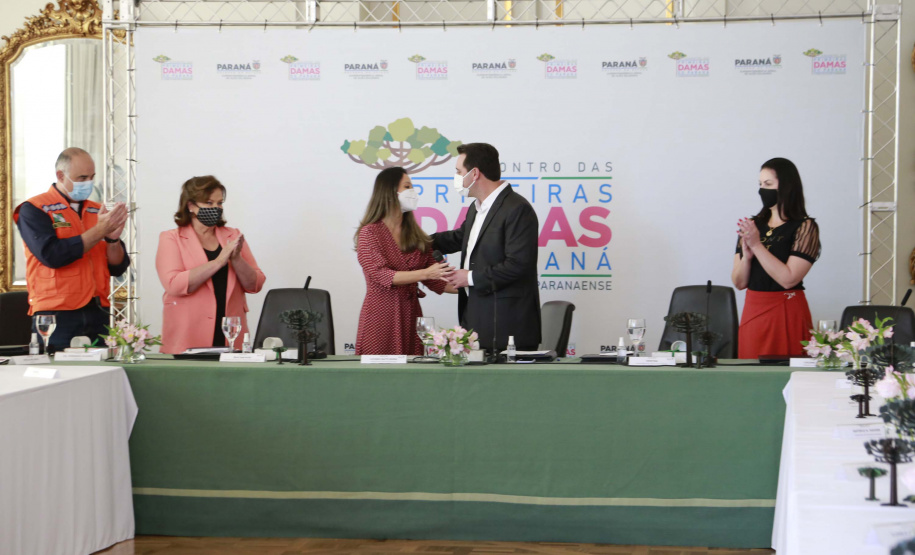 A primeira-dama do Paraná, Luciana Saito Massa, presidiu nesta terça-feira (4), em Curitiba, o primeiro Encontro de Primeiras-Damas do Paraná. A iniciativa tem como objetivo promover um debate entre as primeiras-damas de todos os municípios paranaenses sobre políticas públicas direcionadas à área social e à mulher.