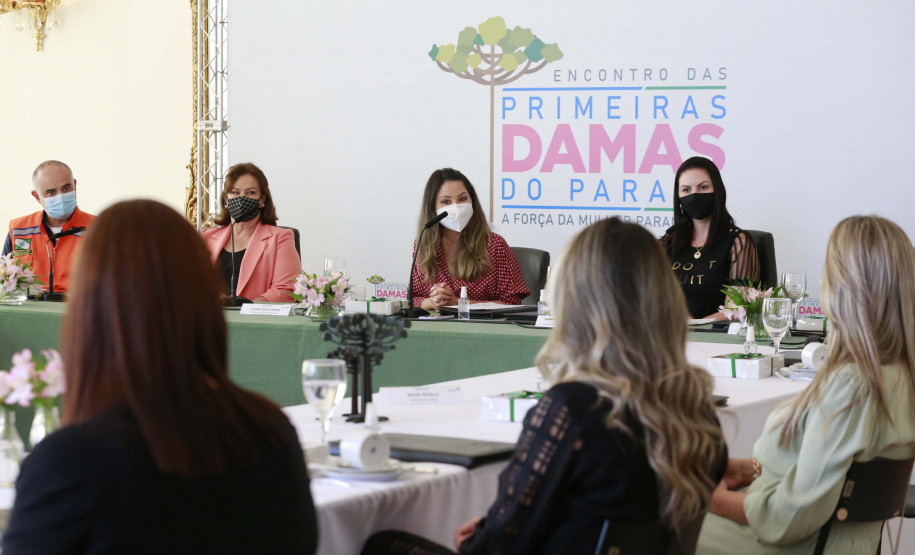 A primeira-dama do Paraná, Luciana Saito Massa, presidiu nesta terça-feira (4), em Curitiba, o primeiro Encontro de Primeiras-Damas do Paraná. A iniciativa tem como objetivo promover um debate entre as primeiras-damas de todos os municípios paranaenses sobre políticas públicas direcionadas à área social e à mulher.