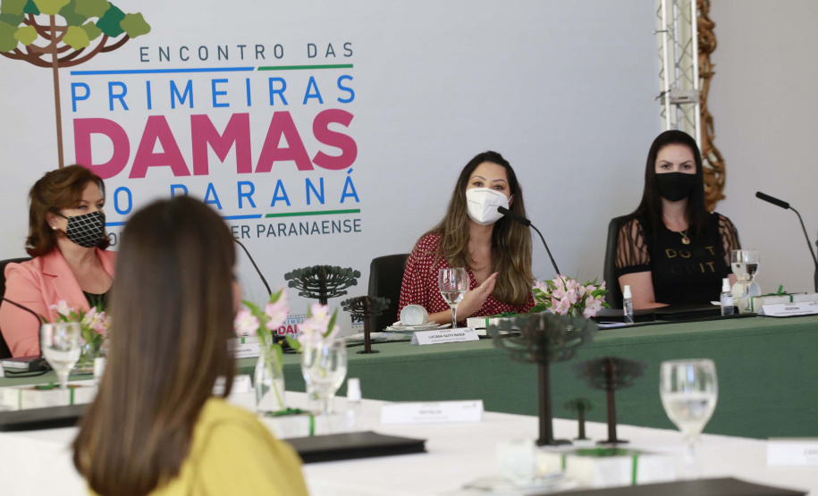A primeira-dama do Paraná, Luciana Saito Massa, presidiu nesta terça-feira (4), em Curitiba, o primeiro Encontro de Primeiras-Damas do Paraná. A iniciativa tem como objetivo promover um debate entre as primeiras-damas de todos os municípios paranaenses sobre políticas públicas direcionadas à área social e à mulher.