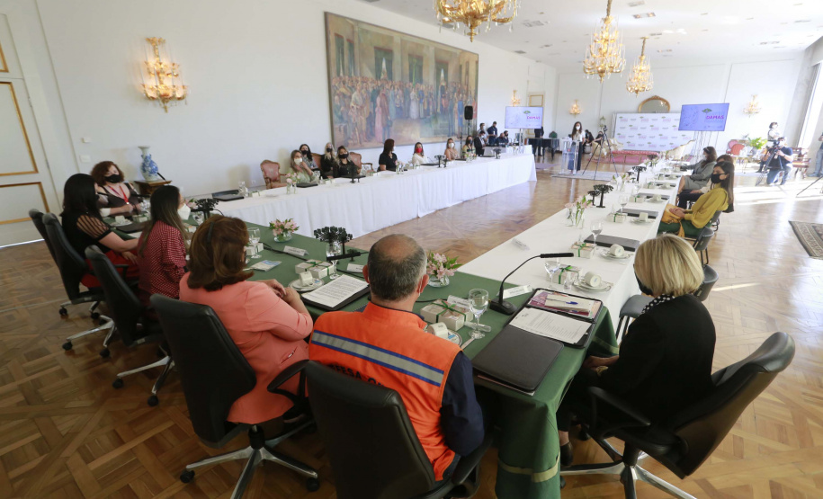 A primeira-dama do Paraná, Luciana Saito Massa, presidiu nesta terça-feira (4), em Curitiba, o primeiro Encontro de Primeiras-Damas do Paraná. A iniciativa tem como objetivo promover um debate entre as primeiras-damas de todos os municípios paranaenses sobre políticas públicas direcionadas à área social e à mulher.