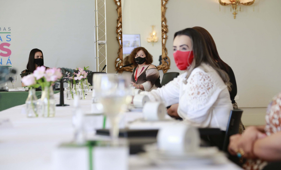 A primeira-dama do Paraná, Luciana Saito Massa, presidiu nesta terça-feira (4), em Curitiba, o primeiro Encontro de Primeiras-Damas do Paraná. A iniciativa tem como objetivo promover um debate entre as primeiras-damas de todos os municípios paranaenses sobre políticas públicas direcionadas à área social e à mulher.