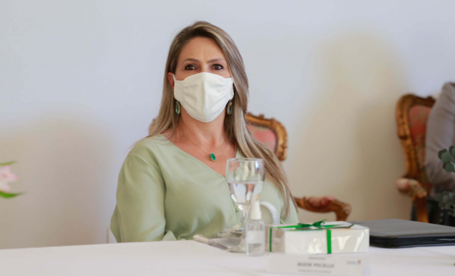 A primeira-dama do Paraná, Luciana Saito Massa, presidiu nesta terça-feira (4), em Curitiba, o primeiro Encontro de Primeiras-Damas do Paraná. A iniciativa tem como objetivo promover um debate entre as primeiras-damas de todos os municípios paranaenses sobre políticas públicas direcionadas à área social e à mulher.