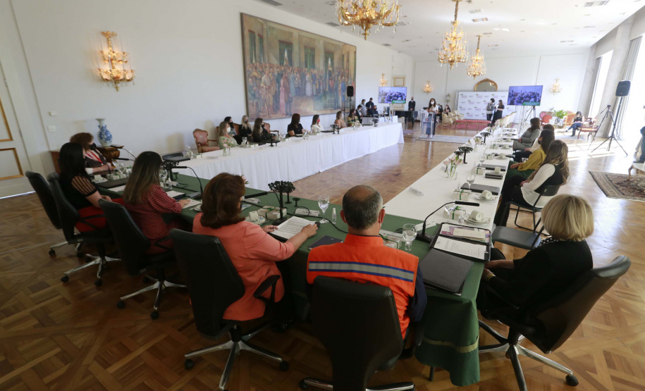 A primeira-dama do Paraná, Luciana Saito Massa, presidiu nesta terça-feira (4), em Curitiba, o primeiro Encontro de Primeiras-Damas do Paraná. A iniciativa tem como objetivo promover um debate entre as primeiras-damas de todos os municípios paranaenses sobre políticas públicas direcionadas à área social e à mulher.