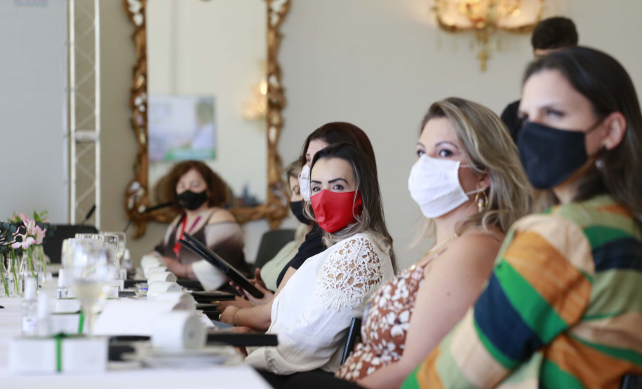 A primeira-dama do Paraná, Luciana Saito Massa, presidiu nesta terça-feira (4), em Curitiba, o primeiro Encontro de Primeiras-Damas do Paraná. A iniciativa tem como objetivo promover um debate entre as primeiras-damas de todos os municípios paranaenses sobre políticas públicas direcionadas à área social e à mulher.