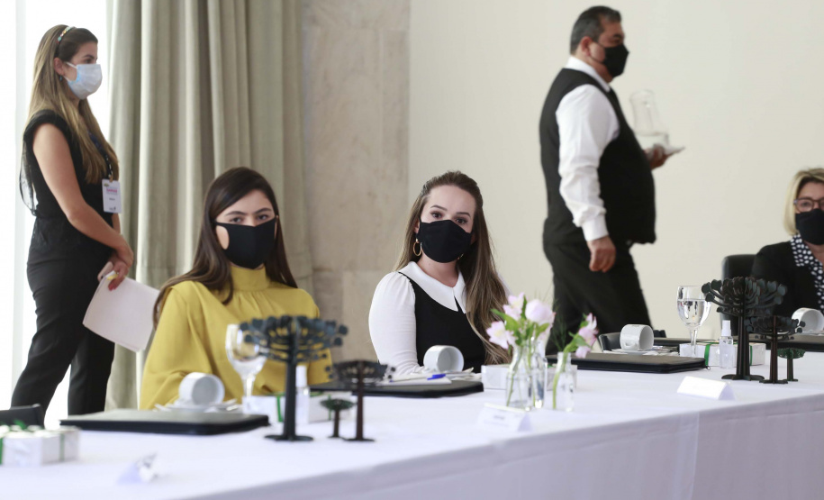 A primeira-dama do Paraná, Luciana Saito Massa, presidiu nesta terça-feira (4), em Curitiba, o primeiro Encontro de Primeiras-Damas do Paraná. A iniciativa tem como objetivo promover um debate entre as primeiras-damas de todos os municípios paranaenses sobre políticas públicas direcionadas à área social e à mulher.