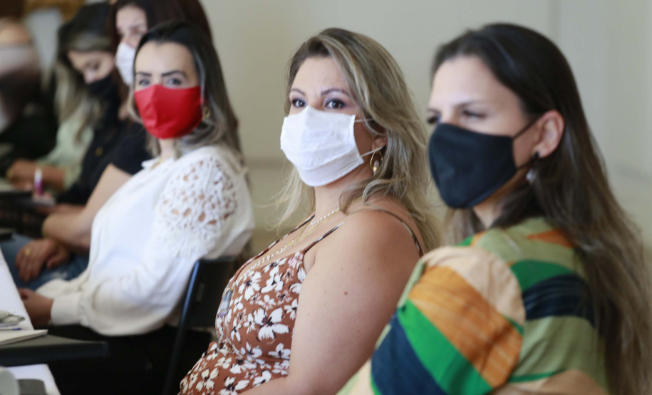 A primeira-dama do Paraná, Luciana Saito Massa, presidiu nesta terça-feira (4), em Curitiba, o primeiro Encontro de Primeiras-Damas do Paraná. A iniciativa tem como objetivo promover um debate entre as primeiras-damas de todos os municípios paranaenses sobre políticas públicas direcionadas à área social e à mulher.