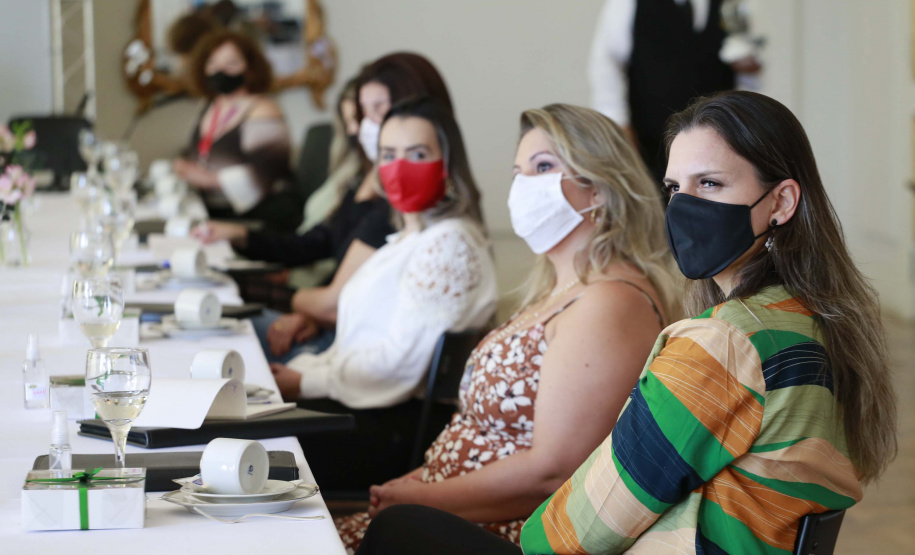 A primeira-dama do Paraná, Luciana Saito Massa, presidiu nesta terça-feira (4), em Curitiba, o primeiro Encontro de Primeiras-Damas do Paraná. A iniciativa tem como objetivo promover um debate entre as primeiras-damas de todos os municípios paranaenses sobre políticas públicas direcionadas à área social e à mulher.
