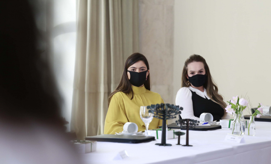 A primeira-dama do Paraná, Luciana Saito Massa, presidiu nesta terça-feira (4), em Curitiba, o primeiro Encontro de Primeiras-Damas do Paraná. A iniciativa tem como objetivo promover um debate entre as primeiras-damas de todos os municípios paranaenses sobre políticas públicas direcionadas à área social e à mulher.