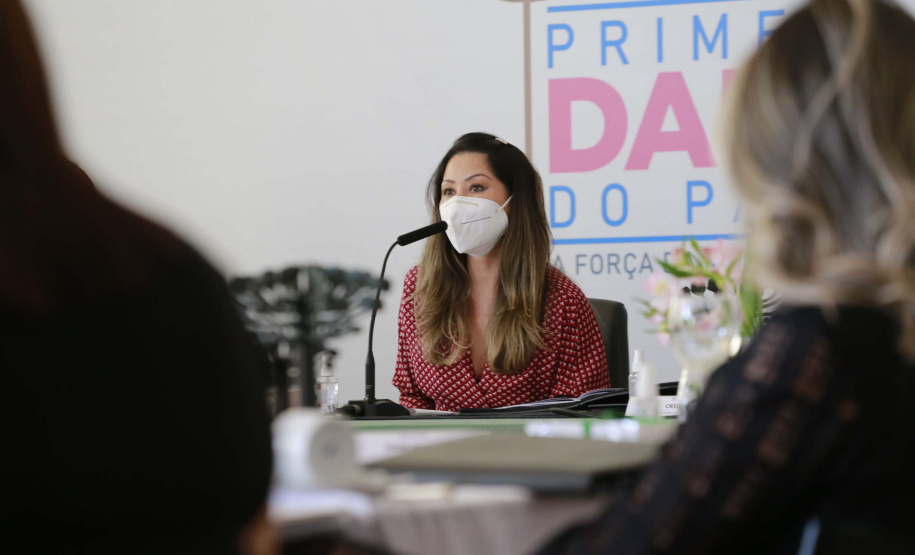 A primeira-dama do Paraná, Luciana Saito Massa, presidiu nesta terça-feira (4), em Curitiba, o primeiro Encontro de Primeiras-Damas do Paraná. A iniciativa tem como objetivo promover um debate entre as primeiras-damas de todos os municípios paranaenses sobre políticas públicas direcionadas à área social e à mulher.