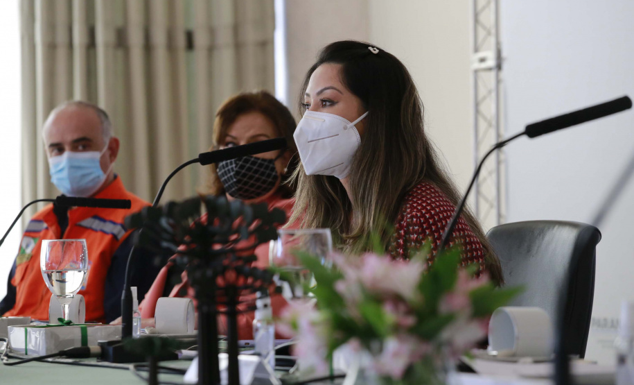 A primeira-dama do Paraná, Luciana Saito Massa, presidiu nesta terça-feira (4), em Curitiba, o primeiro Encontro de Primeiras-Damas do Paraná. A iniciativa tem como objetivo promover um debate entre as primeiras-damas de todos os municípios paranaenses sobre políticas públicas direcionadas à área social e à mulher.