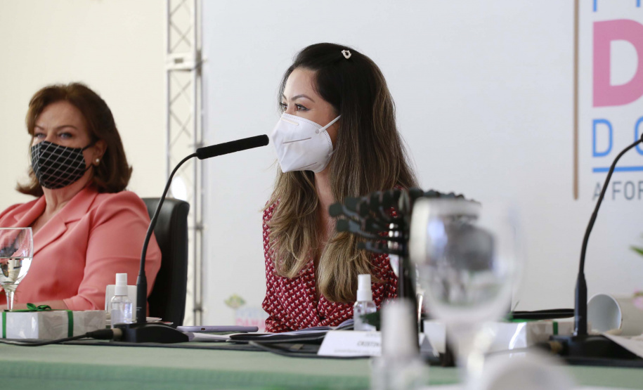 A primeira-dama do Paraná, Luciana Saito Massa, presidiu nesta terça-feira (4), em Curitiba, o primeiro Encontro de Primeiras-Damas do Paraná. A iniciativa tem como objetivo promover um debate entre as primeiras-damas de todos os municípios paranaenses sobre políticas públicas direcionadas à área social e à mulher.