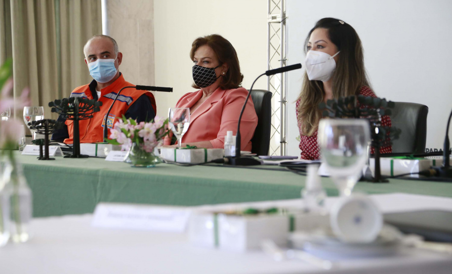 A primeira-dama do Paraná, Luciana Saito Massa, presidiu nesta terça-feira (4), em Curitiba, o primeiro Encontro de Primeiras-Damas do Paraná. A iniciativa tem como objetivo promover um debate entre as primeiras-damas de todos os municípios paranaenses sobre políticas públicas direcionadas à área social e à mulher.