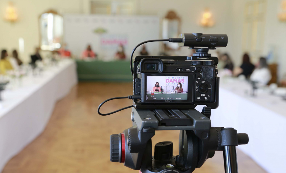 A primeira-dama do Paraná, Luciana Saito Massa, presidiu nesta terça-feira (4), em Curitiba, o primeiro Encontro de Primeiras-Damas do Paraná. A iniciativa tem como objetivo promover um debate entre as primeiras-damas de todos os municípios paranaenses sobre políticas públicas direcionadas à área social e à mulher.