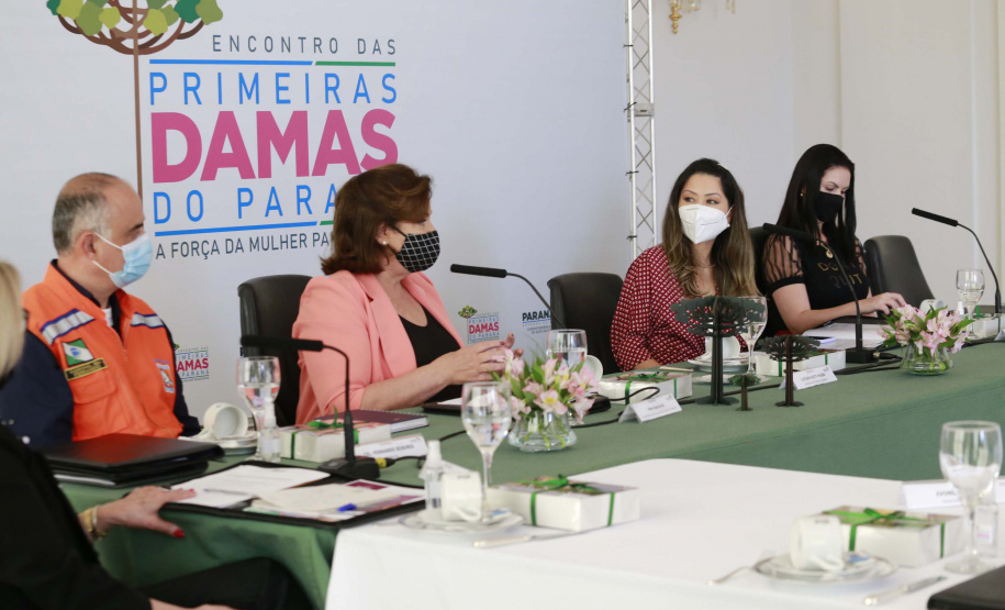 A primeira-dama do Paraná, Luciana Saito Massa, presidiu nesta terça-feira (4), em Curitiba, o primeiro Encontro de Primeiras-Damas do Paraná. A iniciativa tem como objetivo promover um debate entre as primeiras-damas de todos os municípios paranaenses sobre políticas públicas direcionadas à área social e à mulher.