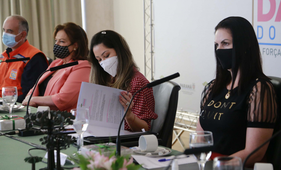 A primeira-dama do Paraná, Luciana Saito Massa, presidiu nesta terça-feira (4), em Curitiba, o primeiro Encontro de Primeiras-Damas do Paraná. A iniciativa tem como objetivo promover um debate entre as primeiras-damas de todos os municípios paranaenses sobre políticas públicas direcionadas à área social e à mulher.