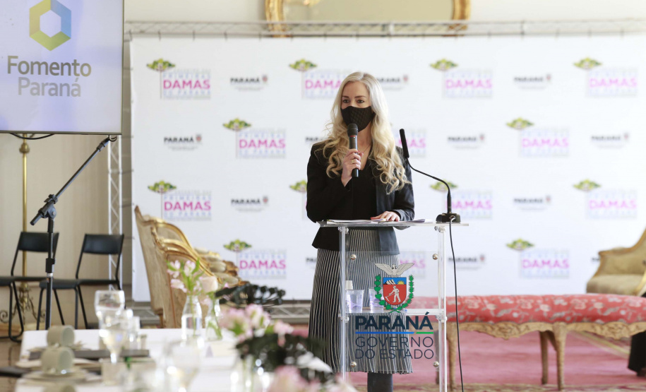 A primeira-dama do Paraná, Luciana Saito Massa, presidiu nesta terça-feira (4), em Curitiba, o primeiro Encontro de Primeiras-Damas do Paraná. A iniciativa tem como objetivo promover um debate entre as primeiras-damas de todos os municípios paranaenses sobre políticas públicas direcionadas à área social e à mulher.