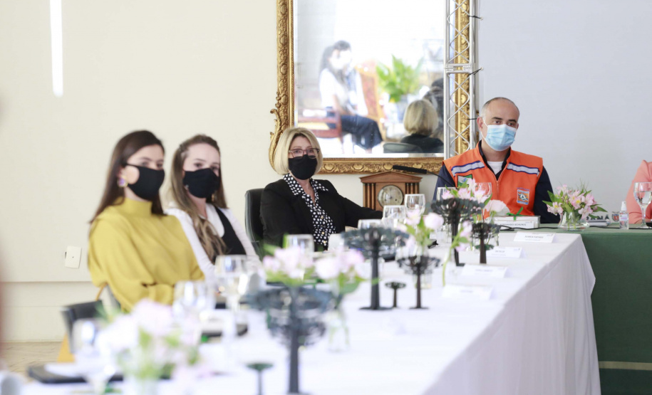 A primeira-dama do Paraná, Luciana Saito Massa, presidiu nesta terça-feira (4), em Curitiba, o primeiro Encontro de Primeiras-Damas do Paraná. A iniciativa tem como objetivo promover um debate entre as primeiras-damas de todos os municípios paranaenses sobre políticas públicas direcionadas à área social e à mulher.