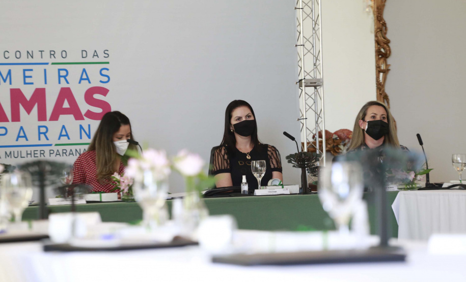 A primeira-dama do Paraná, Luciana Saito Massa, presidiu nesta terça-feira (4), em Curitiba, o primeiro Encontro de Primeiras-Damas do Paraná. A iniciativa tem como objetivo promover um debate entre as primeiras-damas de todos os municípios paranaenses sobre políticas públicas direcionadas à área social e à mulher.