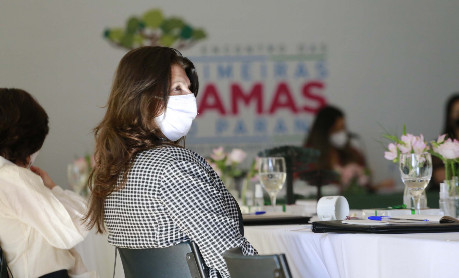 A primeira-dama do Paraná, Luciana Saito Massa, presidiu nesta terça-feira (4), em Curitiba, o primeiro Encontro de Primeiras-Damas do Paraná. A iniciativa tem como objetivo promover um debate entre as primeiras-damas de todos os municípios paranaenses sobre políticas públicas direcionadas à área social e à mulher.