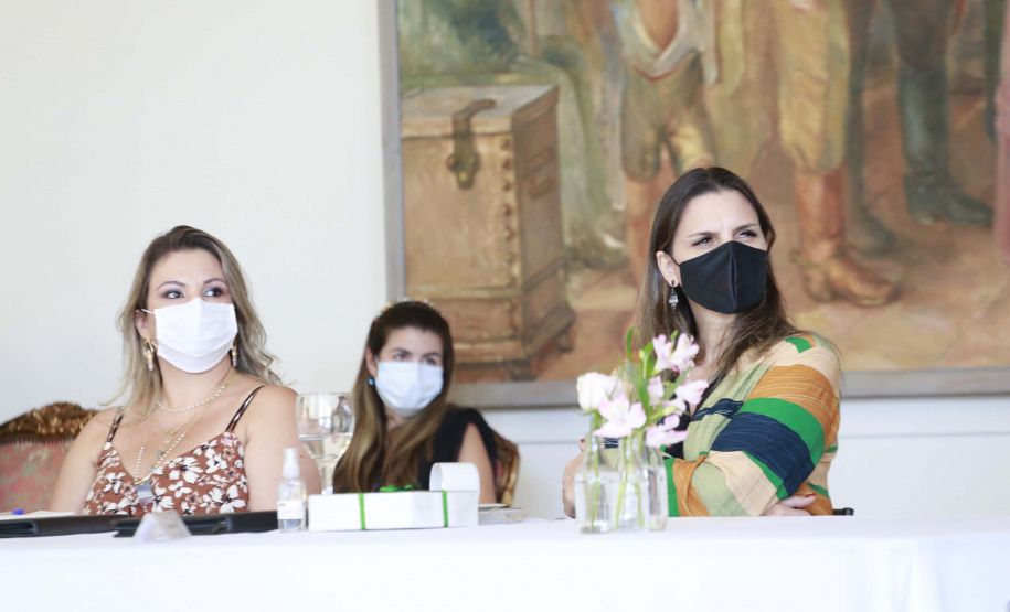 A primeira-dama do Paraná, Luciana Saito Massa, presidiu nesta terça-feira (4), em Curitiba, o primeiro Encontro de Primeiras-Damas do Paraná. A iniciativa tem como objetivo promover um debate entre as primeiras-damas de todos os municípios paranaenses sobre políticas públicas direcionadas à área social e à mulher.