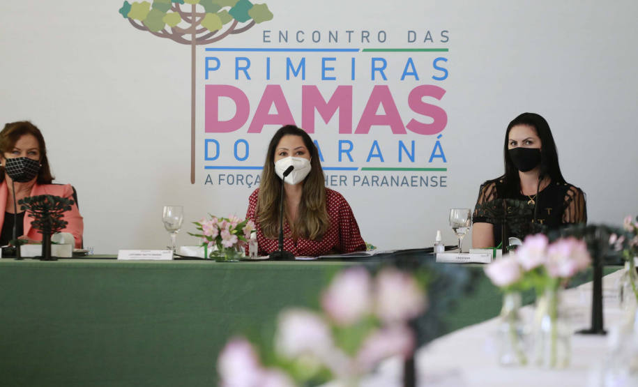A primeira-dama do Paraná, Luciana Saito Massa, presidiu nesta terça-feira (4), em Curitiba, o primeiro Encontro de Primeiras-Damas do Paraná. A iniciativa tem como objetivo promover um debate entre as primeiras-damas de todos os municípios paranaenses sobre políticas públicas direcionadas à área social e à mulher.