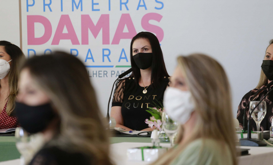 A primeira-dama do Paraná, Luciana Saito Massa, presidiu nesta terça-feira (4), em Curitiba, o primeiro Encontro de Primeiras-Damas do Paraná. A iniciativa tem como objetivo promover um debate entre as primeiras-damas de todos os municípios paranaenses sobre políticas públicas direcionadas à área social e à mulher.