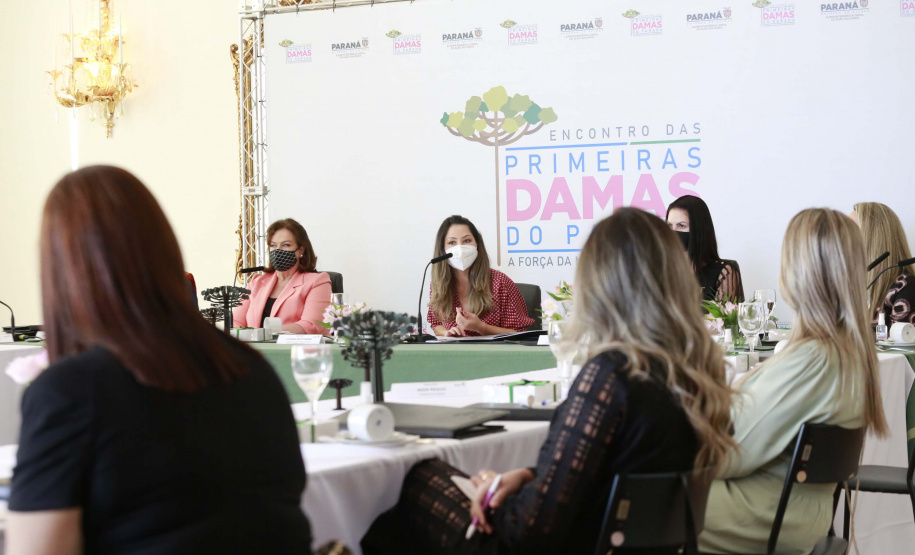 A primeira-dama do Paraná, Luciana Saito Massa, presidiu nesta terça-feira (4), em Curitiba, o primeiro Encontro de Primeiras-Damas do Paraná. A iniciativa tem como objetivo promover um debate entre as primeiras-damas de todos os municípios paranaenses sobre políticas públicas direcionadas à área social e à mulher.