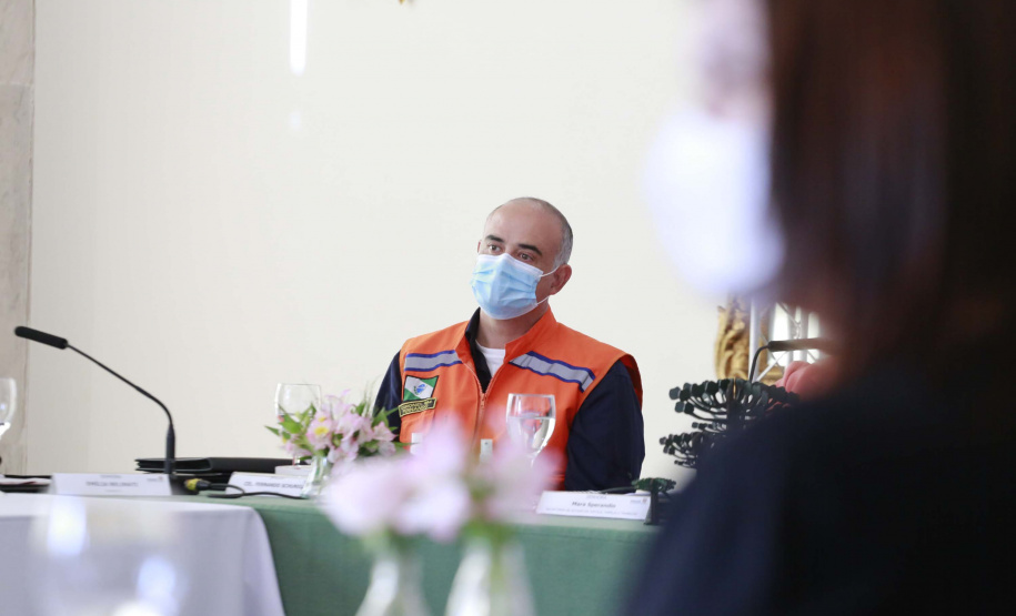 A primeira-dama do Paraná, Luciana Saito Massa, presidiu nesta terça-feira (4), em Curitiba, o primeiro Encontro de Primeiras-Damas do Paraná. A iniciativa tem como objetivo promover um debate entre as primeiras-damas de todos os municípios paranaenses sobre políticas públicas direcionadas à área social e à mulher.