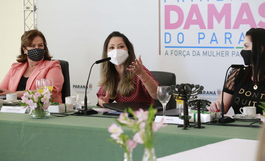 A primeira-dama do Paraná, Luciana Saito Massa, presidiu nesta terça-feira (4), em Curitiba, o primeiro Encontro de Primeiras-Damas do Paraná. A iniciativa tem como objetivo promover um debate entre as primeiras-damas de todos os municípios paranaenses sobre políticas públicas direcionadas à área social e à mulher.